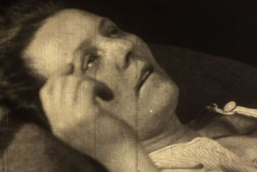 _103497796_fluwoman2